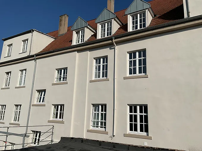 Cremefarbenes Mehrfamilienhaus in Seitenansicht